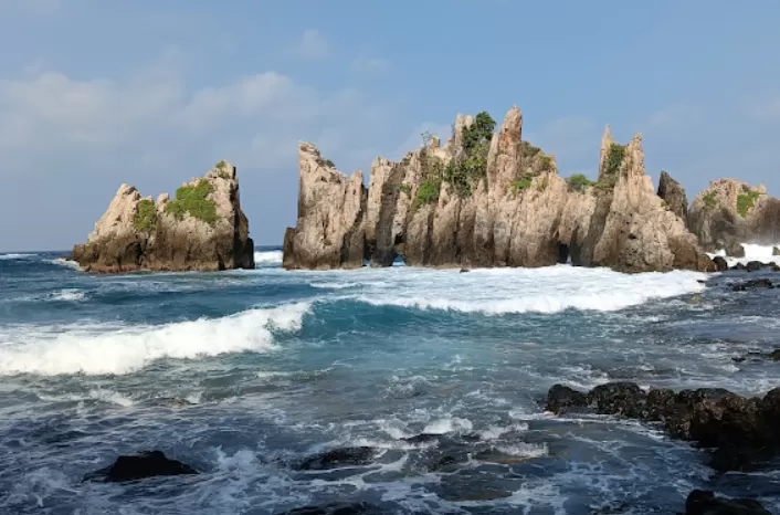 Harga Tiket Masuk dan Rute Perjalanan Menuju Pantai Gigi Hiu (google.com/AgusLatif)