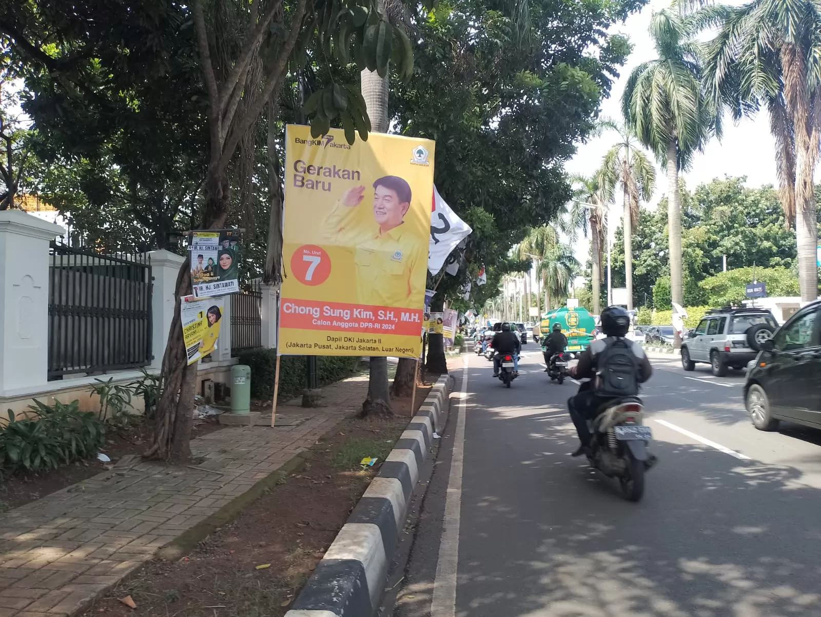 Baliho Caleg Golkar Chong Sung Kim Halangi Pedestrian. Foto: Akbar Budi Prasetia/KONTEKS.CO.ID