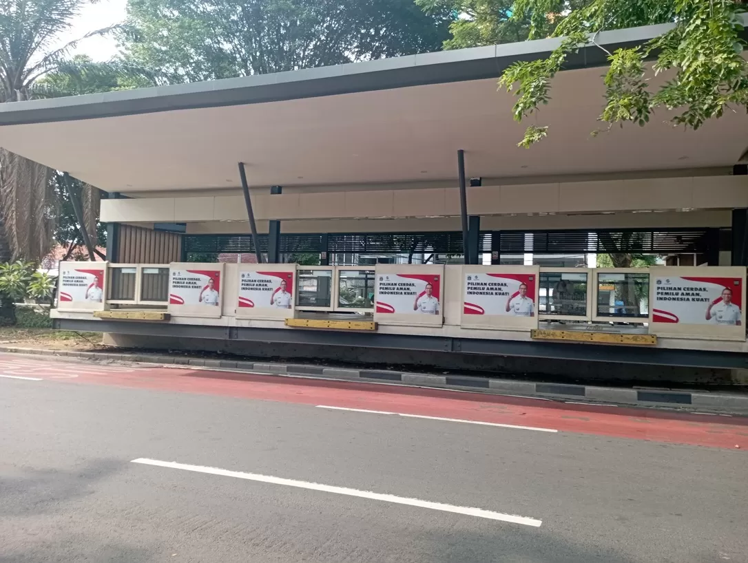 Stiker foto Penjabat (Pj) Gubernur DKI Jakarta, Heru Budi Hartono terkait Pemilu 2024 tertempel di halte Transjakarta. (Foto: akun X @adel_saputra24)