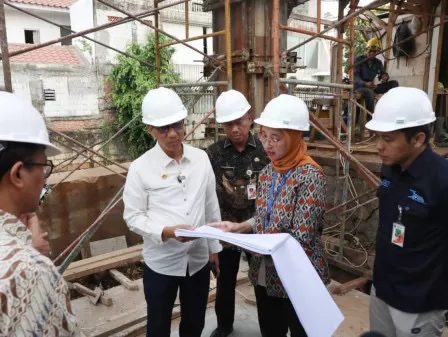 Penjabat Gubernur DKI Jakarta Heru Budi Hartono bersama Pelaksana Tugas (Plt) Kepada SDA DKI, Ika Agustina saat meninjau rumah pompa di Kemang, Jakarta Selatan pada Kamis, 11 Januari 2024. (Foto: Dok. Pemprov DKI)