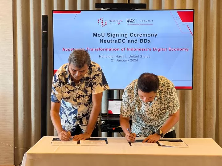 CEO NeutraDC, Andreuw Th A F (kanan) dan CEO BDx, Mayank Srivastava (kiri) melakukan Penandatanganan Nota Kesepahaman (MoU) terkait kemitraan strategis untuk memperkuat infrastruktur digital melalui ekosistem Internet Exchange (IX) di Pacific Telecommunications Council (PTC) 2024, di Honolulu, Hawaii, AS, pada Minggu 21 Januari 2024. Foto: IOH.   