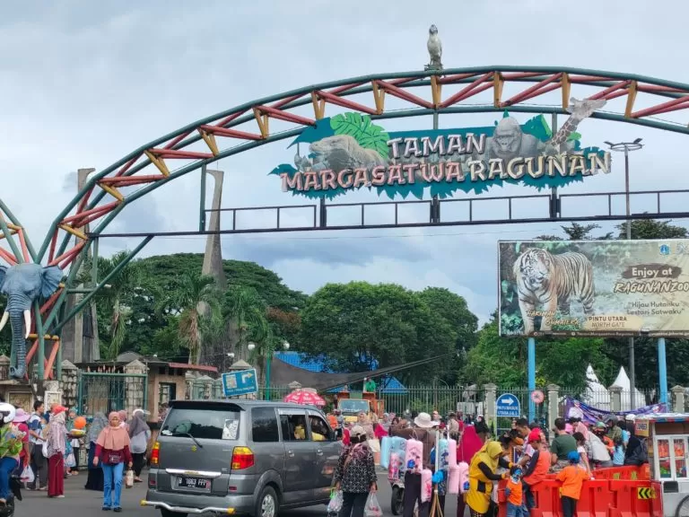 Libur tahun baru, pengunjung taman Margasatwa Ragunan membeludak (Dok Konteks.co.id/Lopi Kasim)