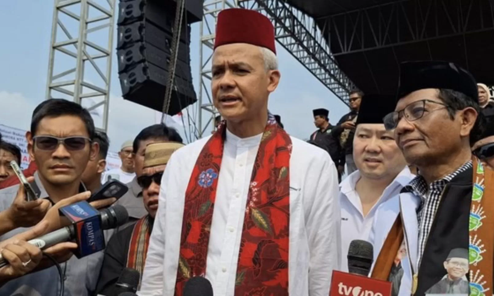 Ganjar Pranowo dan Mahfud Md menghadiri deklarasia dukungan dari FBR dan IKAMA di Cakung, Jakarta, pada Sabtu, 6 Januari 2024.