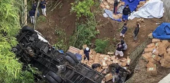 Truk pengangkut logistik pemilu 2024 terjun ke jurang di kawasan tanjakan Kalimalang Jambu Kabupaten Semarang, Jawa Tengah.