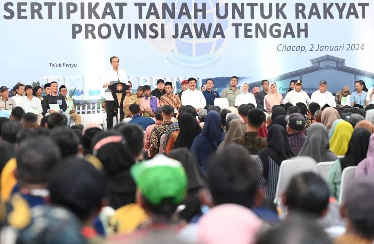 Presiden Jokowi menyerahkan 2.000 sertifikat tanah untuk rakyat, Selasa (02/01/2024), di Gedung Tenis Indoor Premium Pertamina, Kabupaten Cilacap, Jawa Tengah. Foto: BPMI Setpres. 