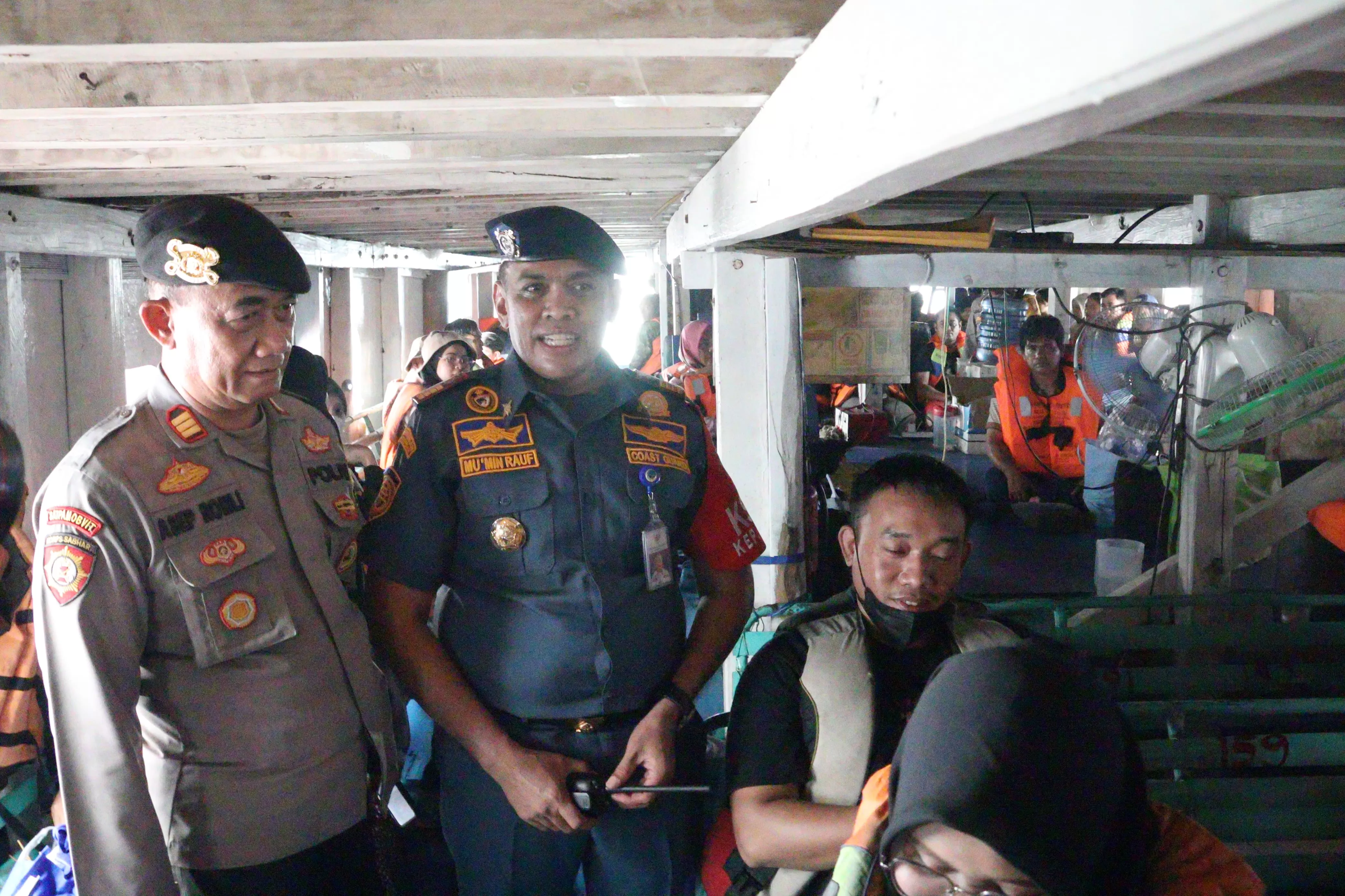 Kepala Kantor Kesyahbandaran dan Otoritas Pelabuhan Kelas IV Kepulauan Seribu, Mu’min Rauf saat memantau kedatangan wisatawan. (Foto: KSOP) Kelas IV Kepulauan Seribu,)