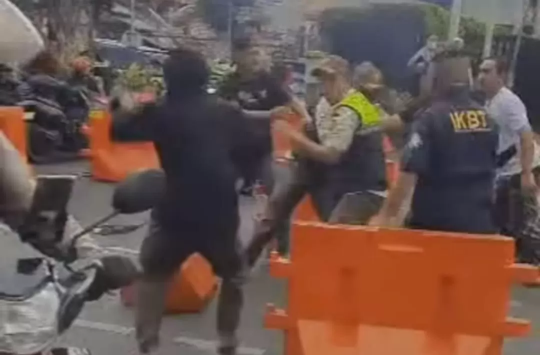 Pengeroyokan Satpol PP Jakpus (Dok tangkapan layar)