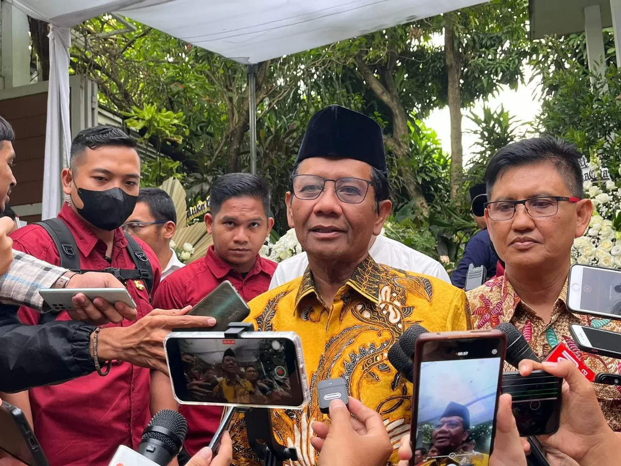 Mahfud MD saat berada di rumah duka Rizal Ramli di kawasan Mampang, Jakarta Selatan.