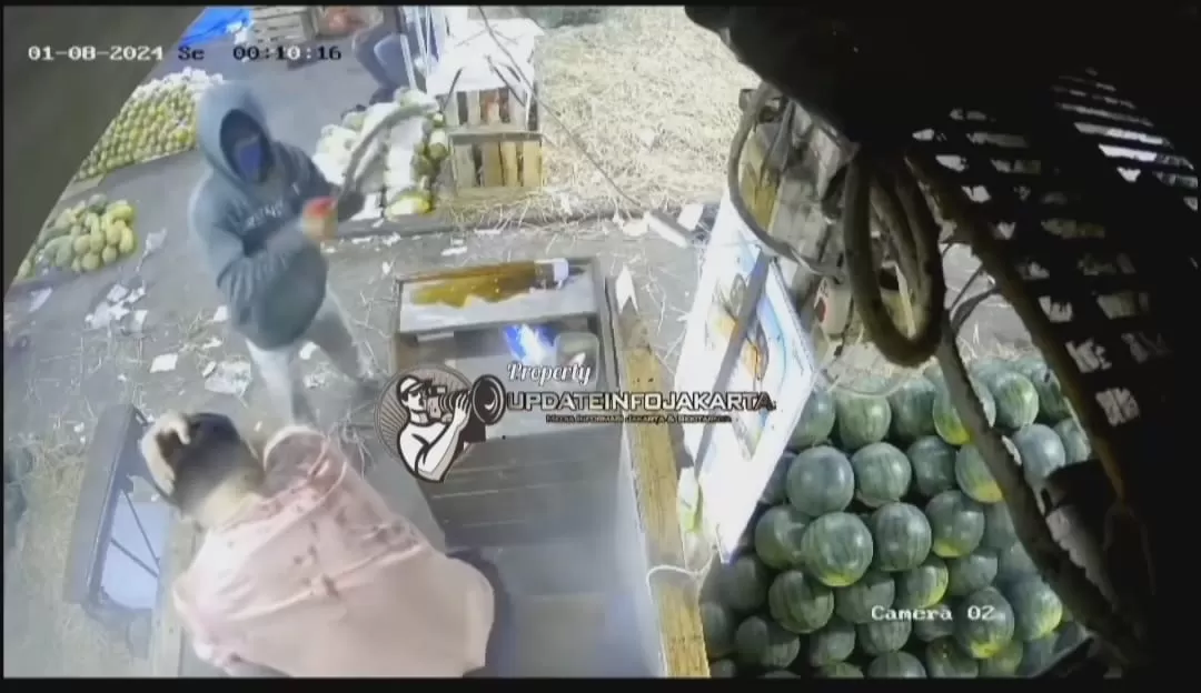 Pedagang buah di Pasar Induk Kramatjati tewas disiram air keras (Dok tangkapan layar)