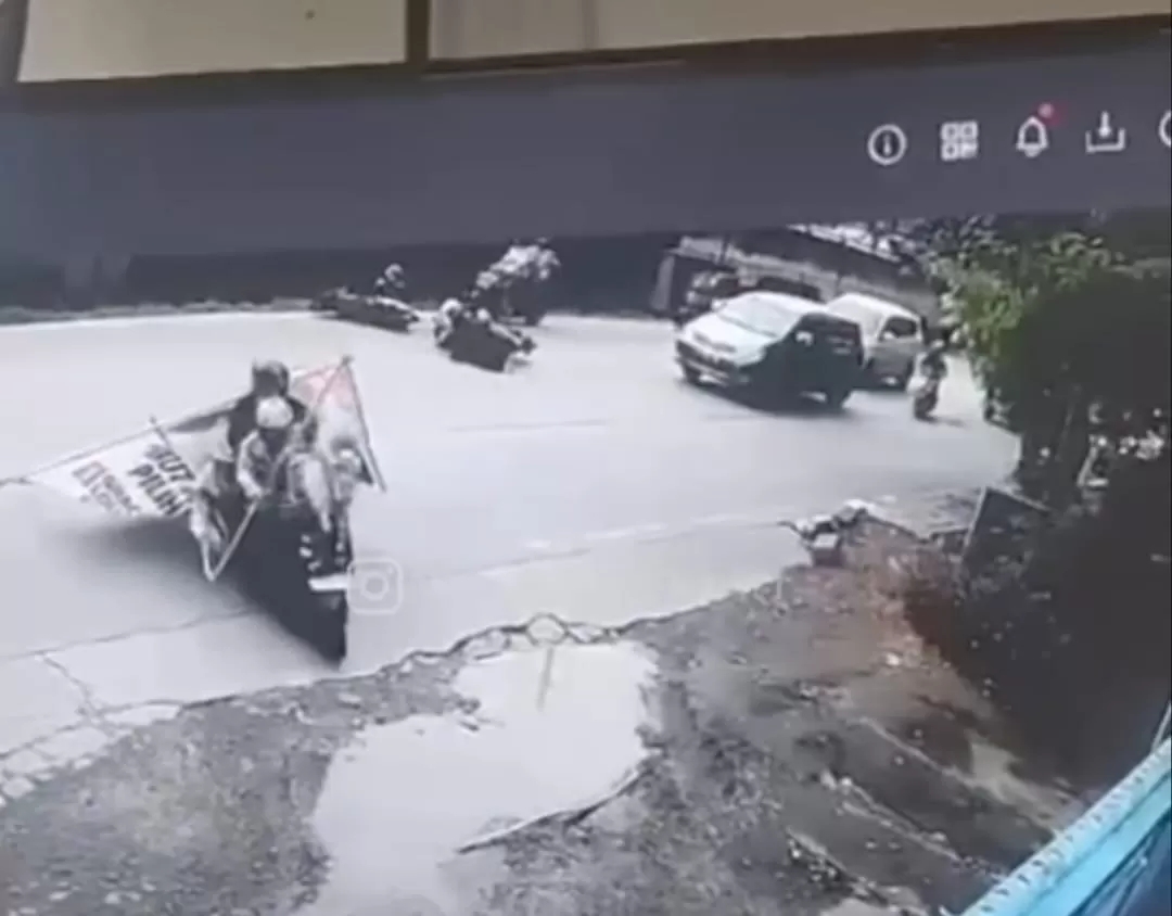 Pemotor tertimpa APK Caleg di Jakbar, polisi persilakan warga melapor (Dok tangkapan layar)