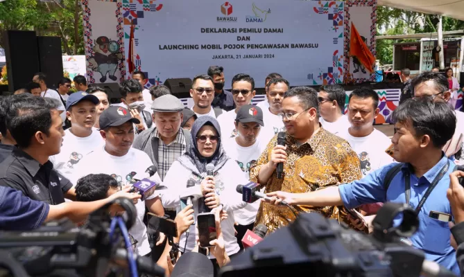 Ketua Bawaslu Rahmat Bagja dan Anggota Bawaslu Lolly Suhenty dalam kegiatan Deklarasi Pemilu Damai di Jakarta, Minggu, (21/1/2024).