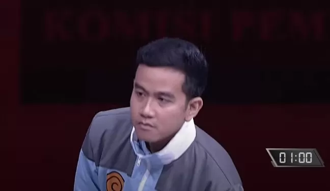 Cawapres nomor urut 2, Gibran Rakabuming Raka dinilai tak punya etika terhadap cawapres lain. (Foto: Tangkapan layar YouTube)