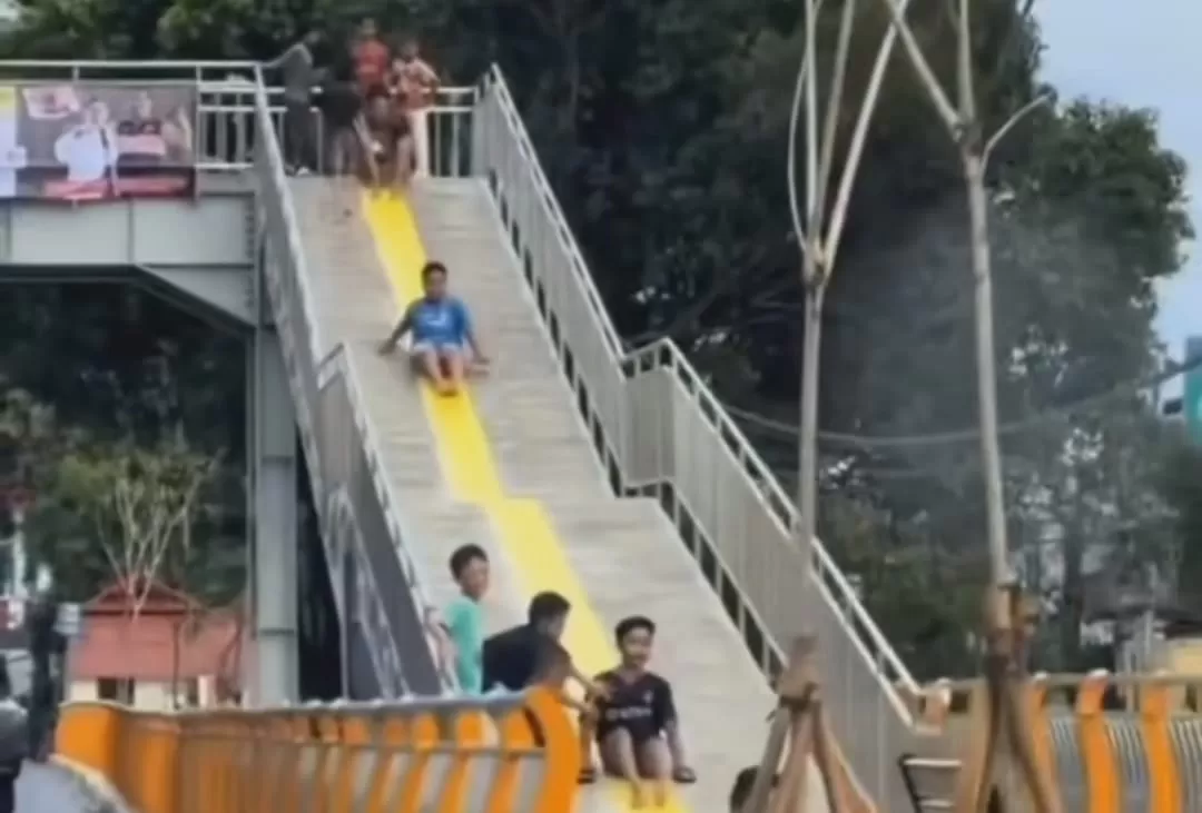 JPO Baru Diresmikan di Depok Jadi Mainan Perosotan Bocil (Dok Instagram @infodepok24)