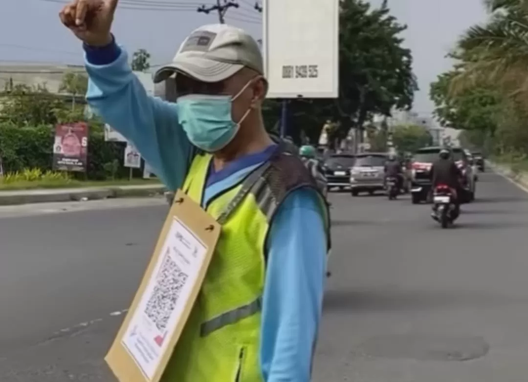 Video rekaman sukarelawan pengatur lalu-lintas atau 'polisi cepek' pakai QRIS di Aloha Sidoarjo viral di media sosial (tangkapan layar) 