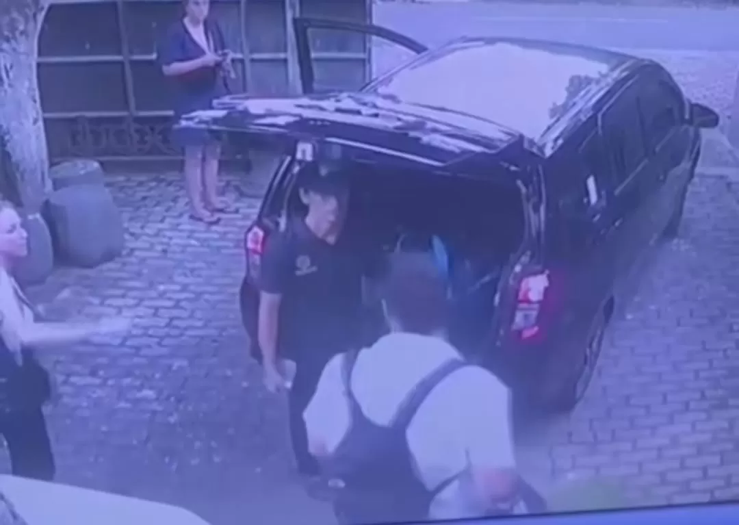 Video viral bule AS pukuli pegawai vila di Bali (tangkapan layar)