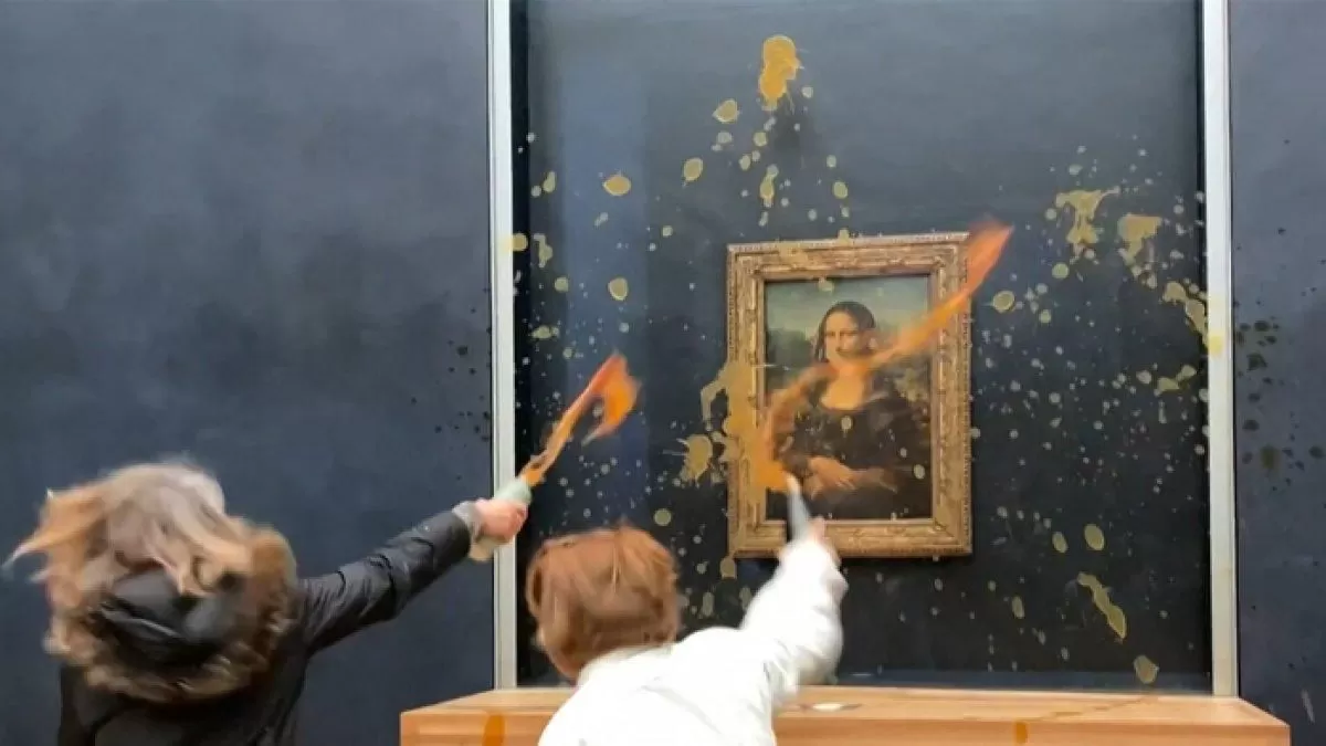 Dua perempuan menyiram sup ke lukisan Mona Lisa di Museum Louvre, Paris. (Foto: CL Press)