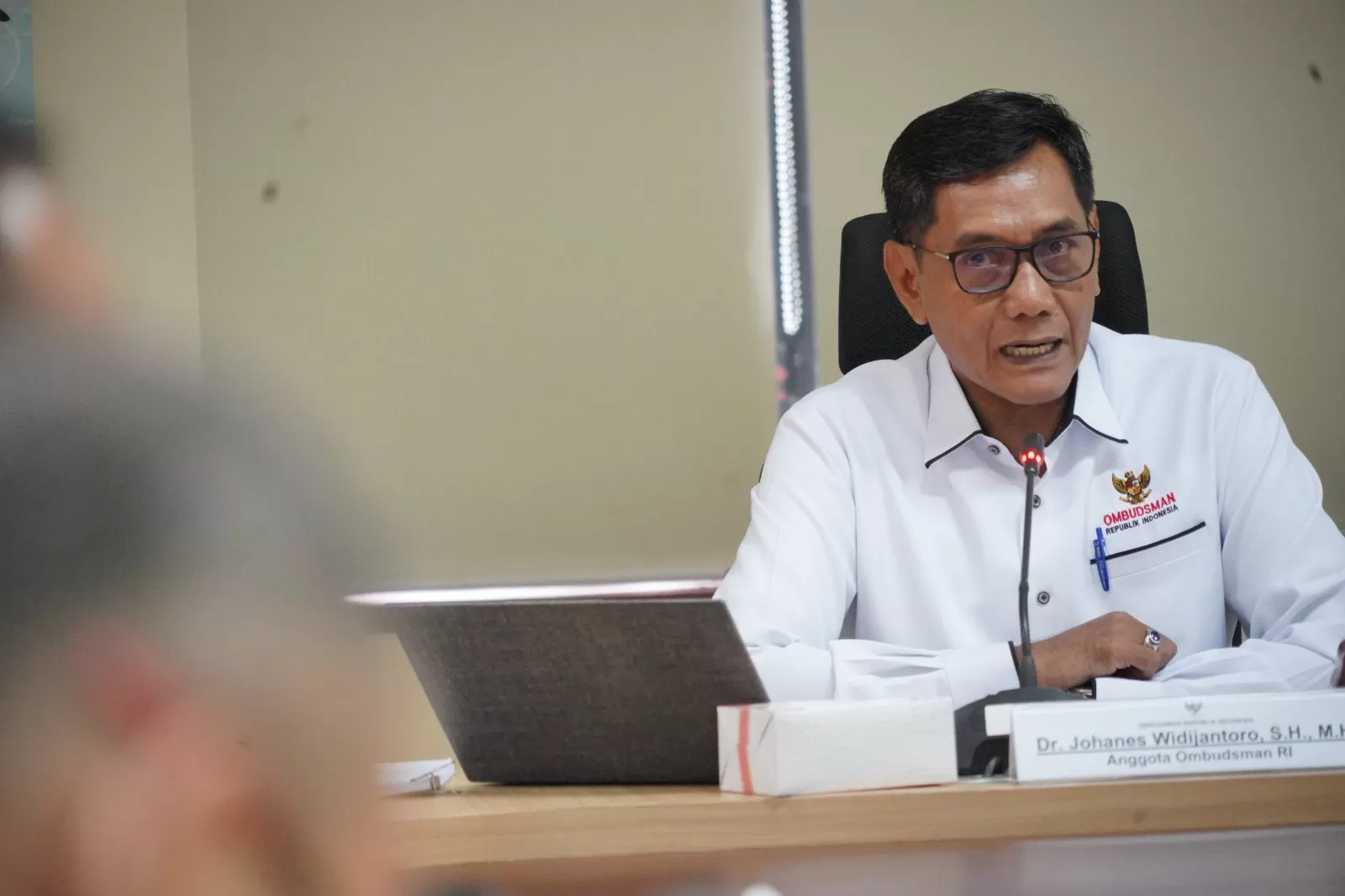 Anggota Ombudsman RI, Johanes Widijantoro, saat jumpa pers temuan maladministrasi dalam Proyek Strategis Nasional Rempang Eco City.