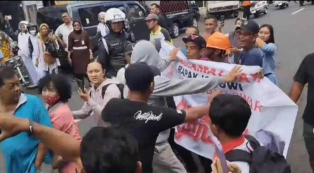 Bentangkan Spanduk Ganjar Pranowo di Depan Jokowi di Gunungkidul (tangkapan layar)