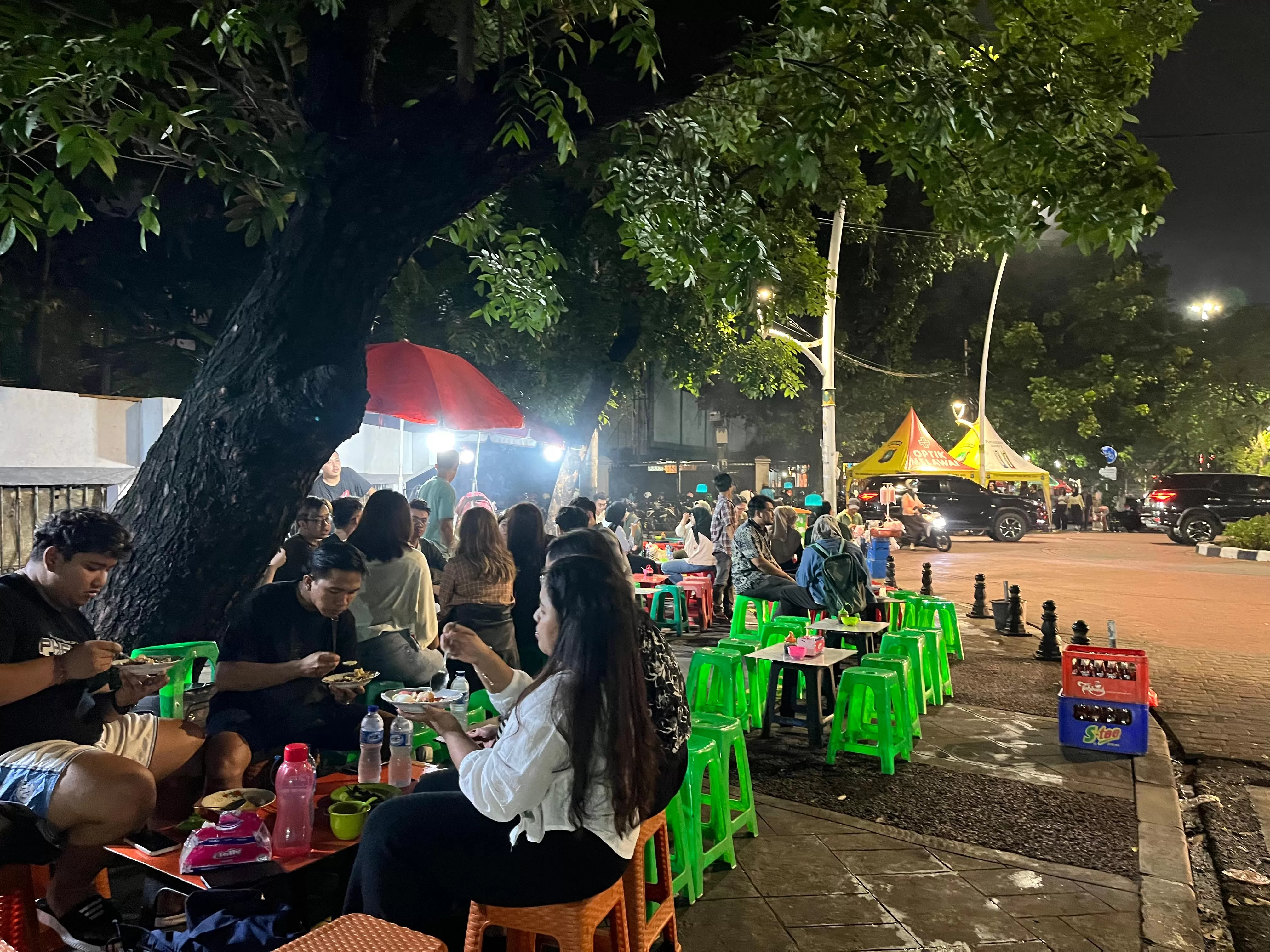 Para pengunjung sedang menikmati gultik Blok M, Seni 29 Hanuari 2024. (Foto: Konteks/Melani Angelina)