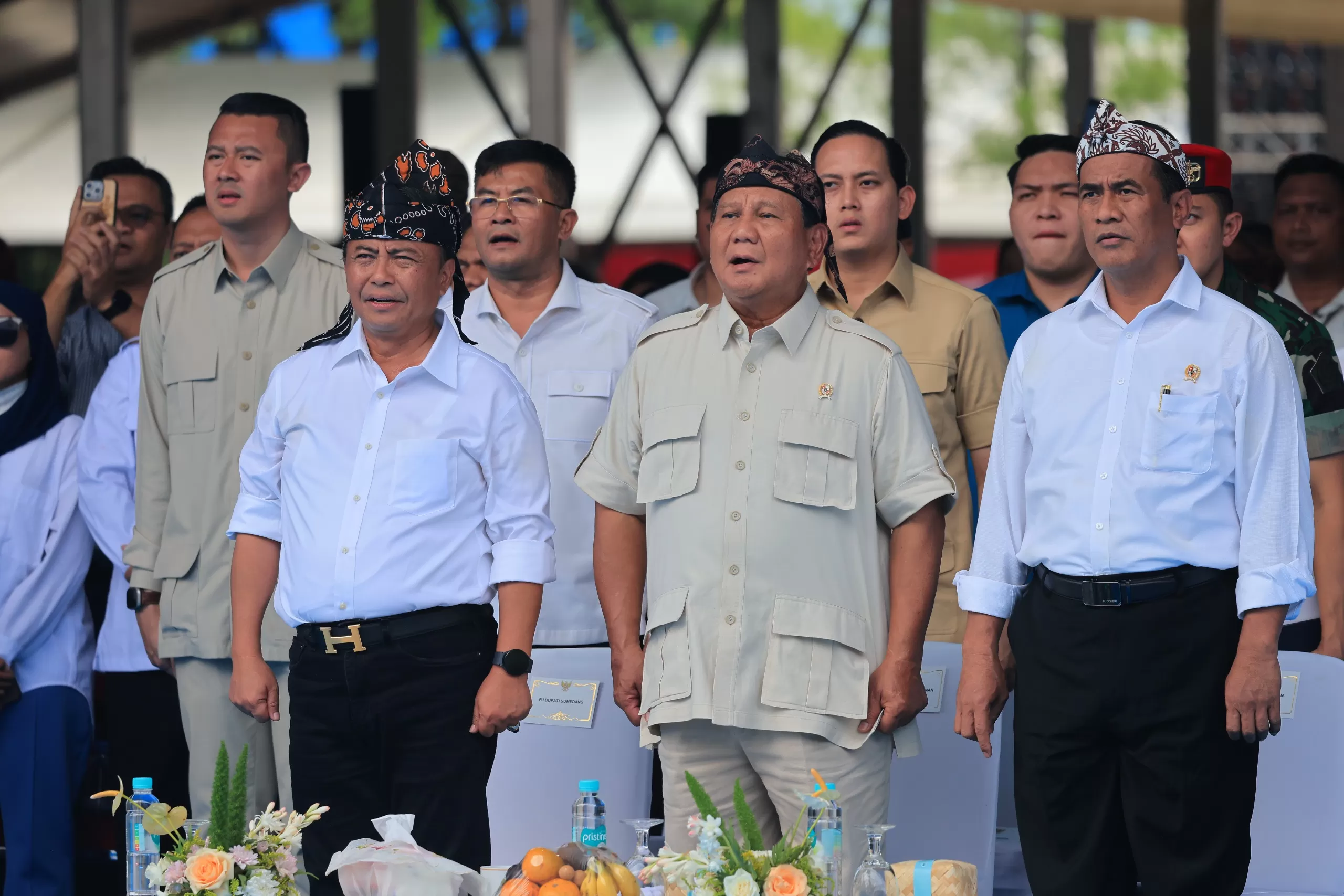 Menteri Pertahanan Prabowo Subianto menghadiri pemberian bantuan Kementan Provinsi Jawa Barat di Kabupaten Sumedang, Jawa Barat, pada Selasa, 30 Januari 2024.  