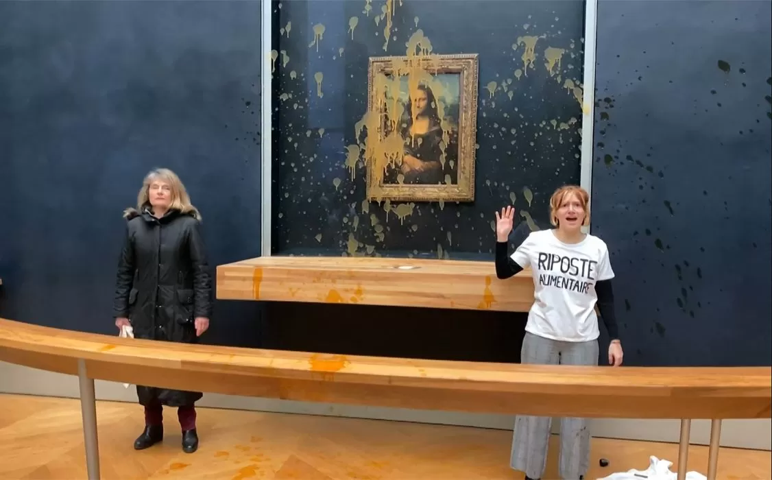 Dua orang aktivis lingkungan hidup yang menyiram sup ke lukisan Mona Lisa di Museum Louvre, Paris. (Foto: AFPTV)