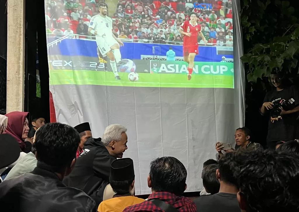Ganjar Pranowo, capres no urut  3 saat nobar laga perdana Piala Asia 2023, antara Timnas Indonesia vs Irak di Desa Karanganyar, Kalibening, Banjarnegara. Foto: X @ganjarpranowo