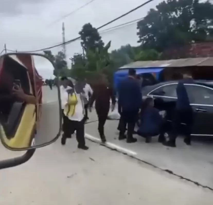 Mobil VVIP Presiden Jokowi berhenti di Jalan Raya Purwodadi - Blora, Desa Tawangharjo, Grobogan pada Selasa, 23 Januari 2024.