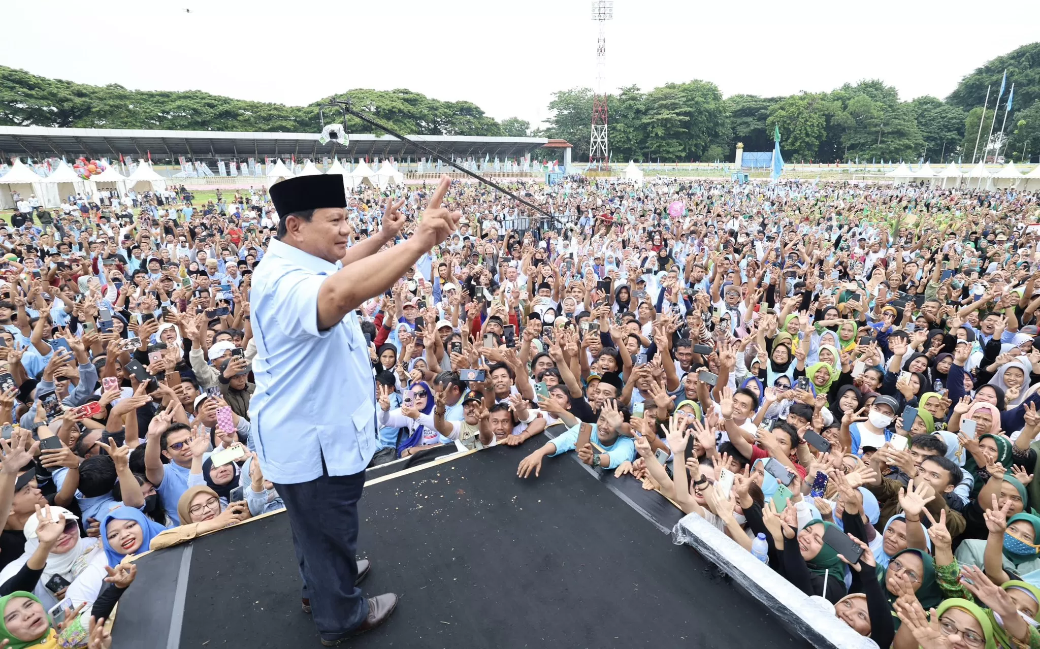 Capres Prabowo Subianto saat berkampanye di Serang, Banten. Warganet menantang Prabowo untuk mundur dari jabatan Menhan seperti Mahfud MD. Foto: Tangkapan layar X @prabowo