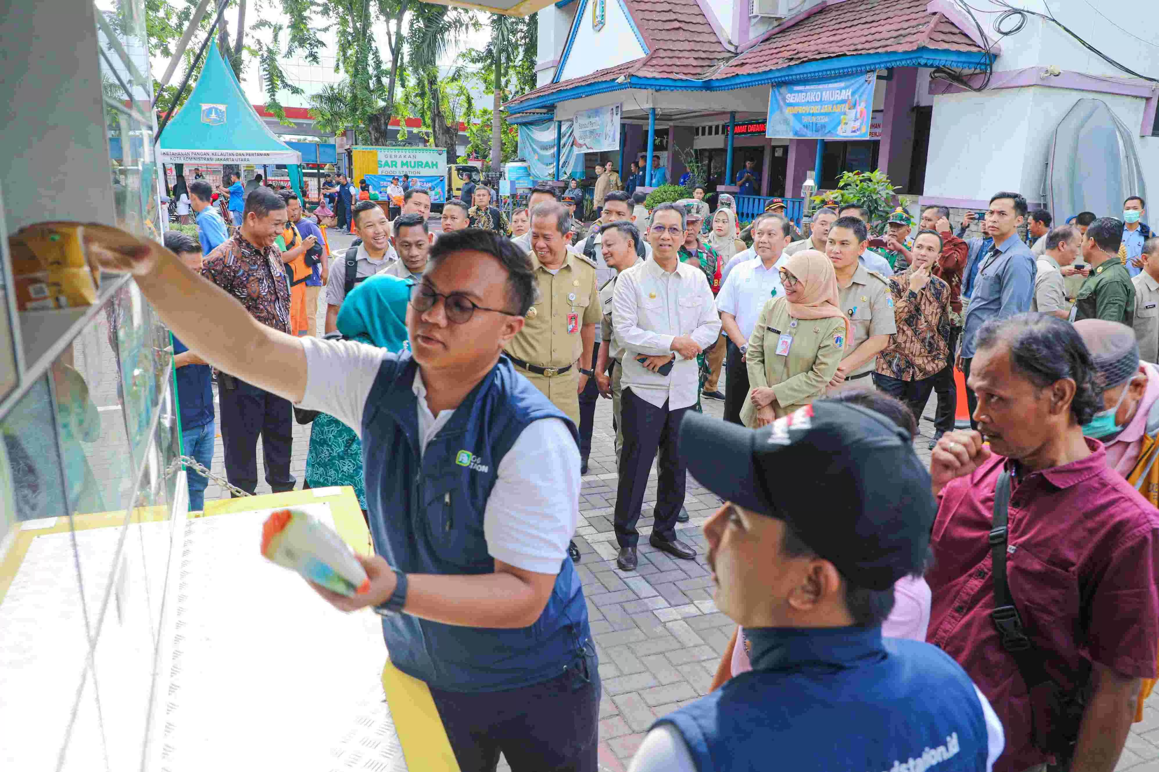 Penjabat Gubernur DKI Jakarta Heru Budi Hartono saat meninjau kegiatan program sembako murah di Penjaringan, Jakarta Utara, Selasa, 16 Januari 2024. (Foto: Dok. Pemprov DKI)