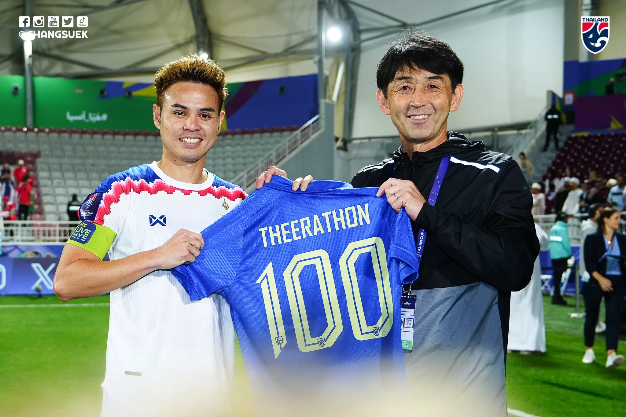 Kapten dan pelatih Timnas Thailand puas dengan pencapaian 1 poin melawan Oman (Foto: Changsuek FAT)