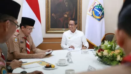 Penjabat Gubernur DKI Jakarta Heru Budi Hartono bersama Mantan Sekretaris Daerah (Sekda) DKI Jakarta yang juga Ketua Kwarda Pramuka DKI Jakarta masa bakti 2019 – 2024, Fadjar Panjaitan. (Foto: beritajakarta.id)