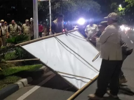 Satpol PP DKI Jakarta menertibkan APK Pemilu 2024. (Foto: beritajakarta.id)