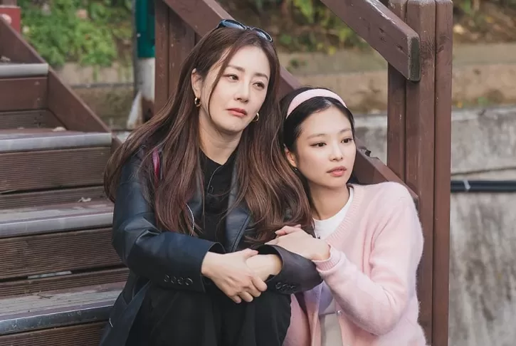 Jennie BLACKPINK jadi detektif di Apartment 404. (Instagram/tvn_apartment404)