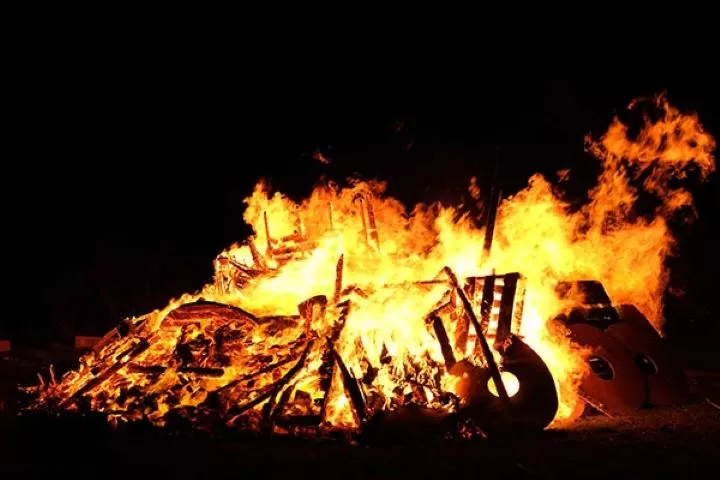 Ilustrasi massa bakar puluhan kotak suara di Bima, NTB. Foto: rockemergency