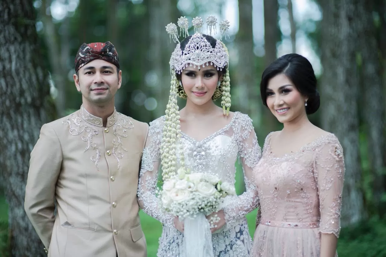 Raffi Ahmad saat mendampingi pernikahan adiknya, Syahnaz Sadiqah. Kabar miring pencucian uang kini kembali menerpa sang konten kreator itu. Foto: X @RaffiAhmadLagi 