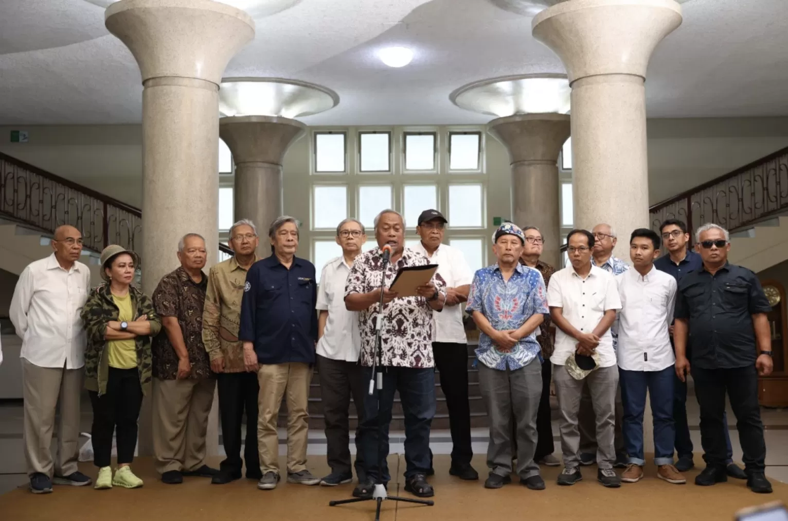 Sejumlah akademisi Universitas Gadjah Mada menyampaikan Petisi Bulaksumur sebagai bentuk keprihatinan terhadap dinamika perpolitikan nasional. Foto: Firsto