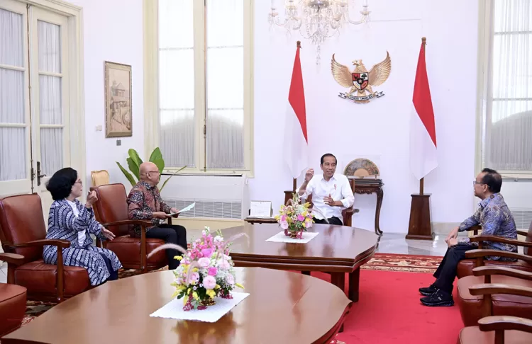 Presiden Jokowi saat menerima Ketua dan Anggota KPPS Tempat Pemungutan Suara (TPS) 10 Kelurahan Gambir di Istana Merdeka, Jakarta, pada Senin, 12 Februari 2024.