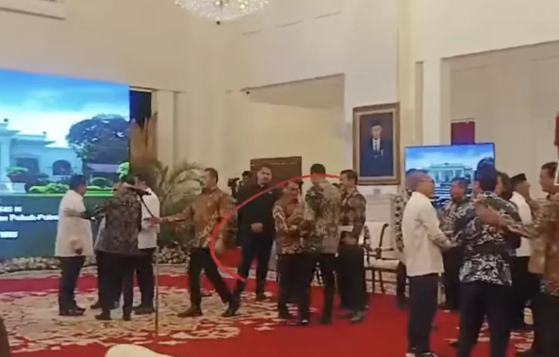 Menteri ATR/BPN Agus Harimurti Yudhoyono (AHY) dan Kepala Staf Kepresidenan Moeldoko bertemu dan salaman.