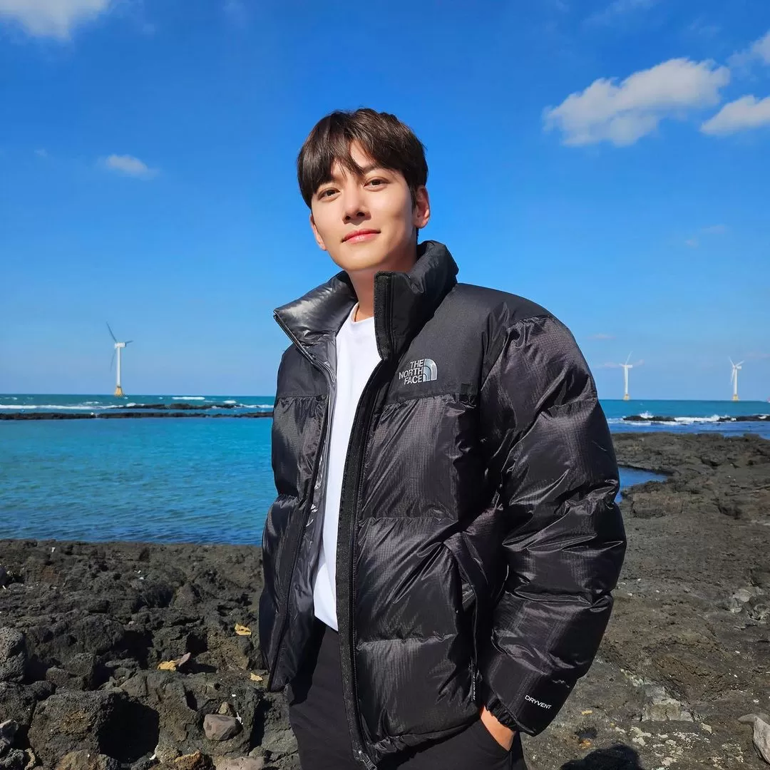 Ji Chang Wook ketahuan merokok di dalam ruangan  (Instagram/jichangwook)