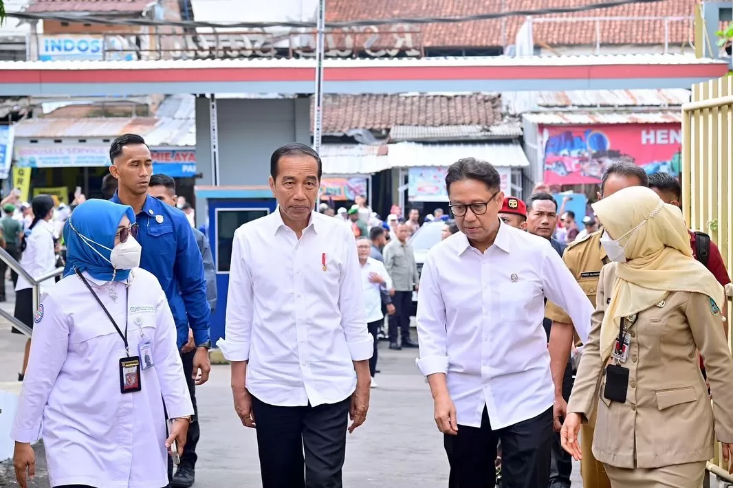 Presiden Joko Widodo bersama Menteri Kesehatan Budi Gunadi Sadikin. (Foto: Instagram/bgsadikin)