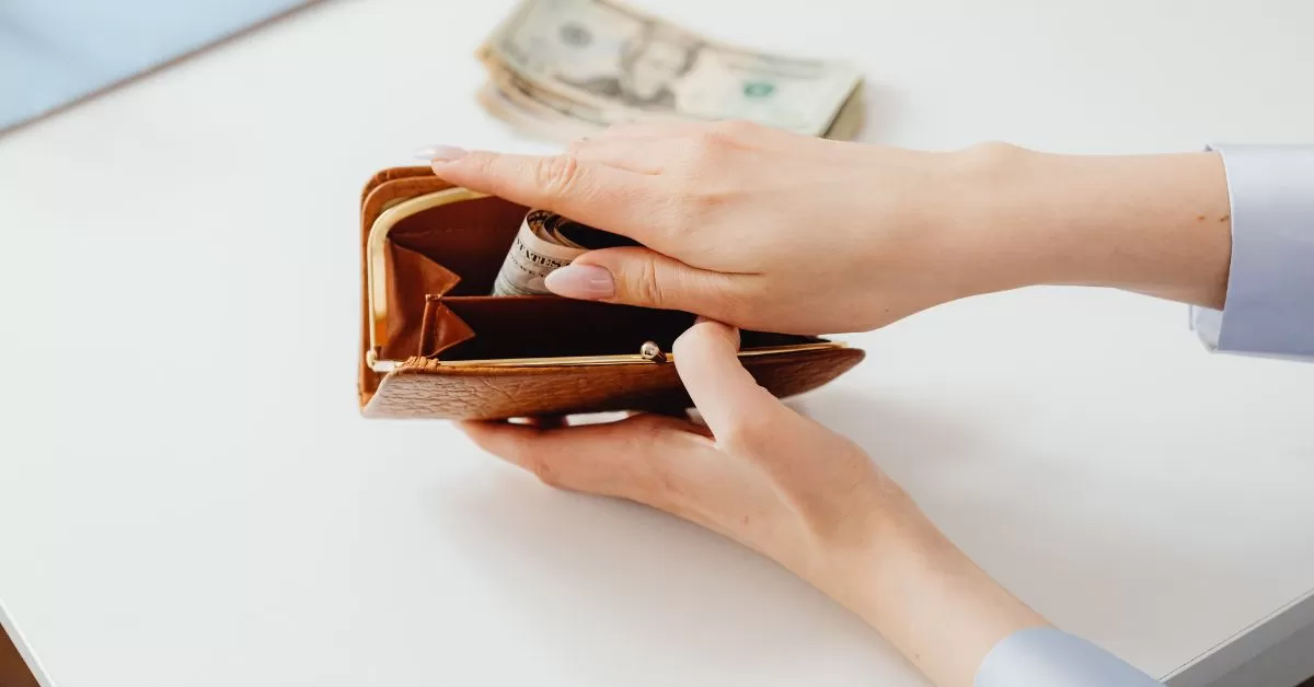 4 Tips Liburan Murah Tanpa Bikin Tabungan Jebol (canva by karolina)