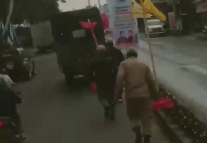 Heboh video diduga oknum Satpol PP cabut bendera PDIP di Kota Sidikalang (tangkapan layar) 