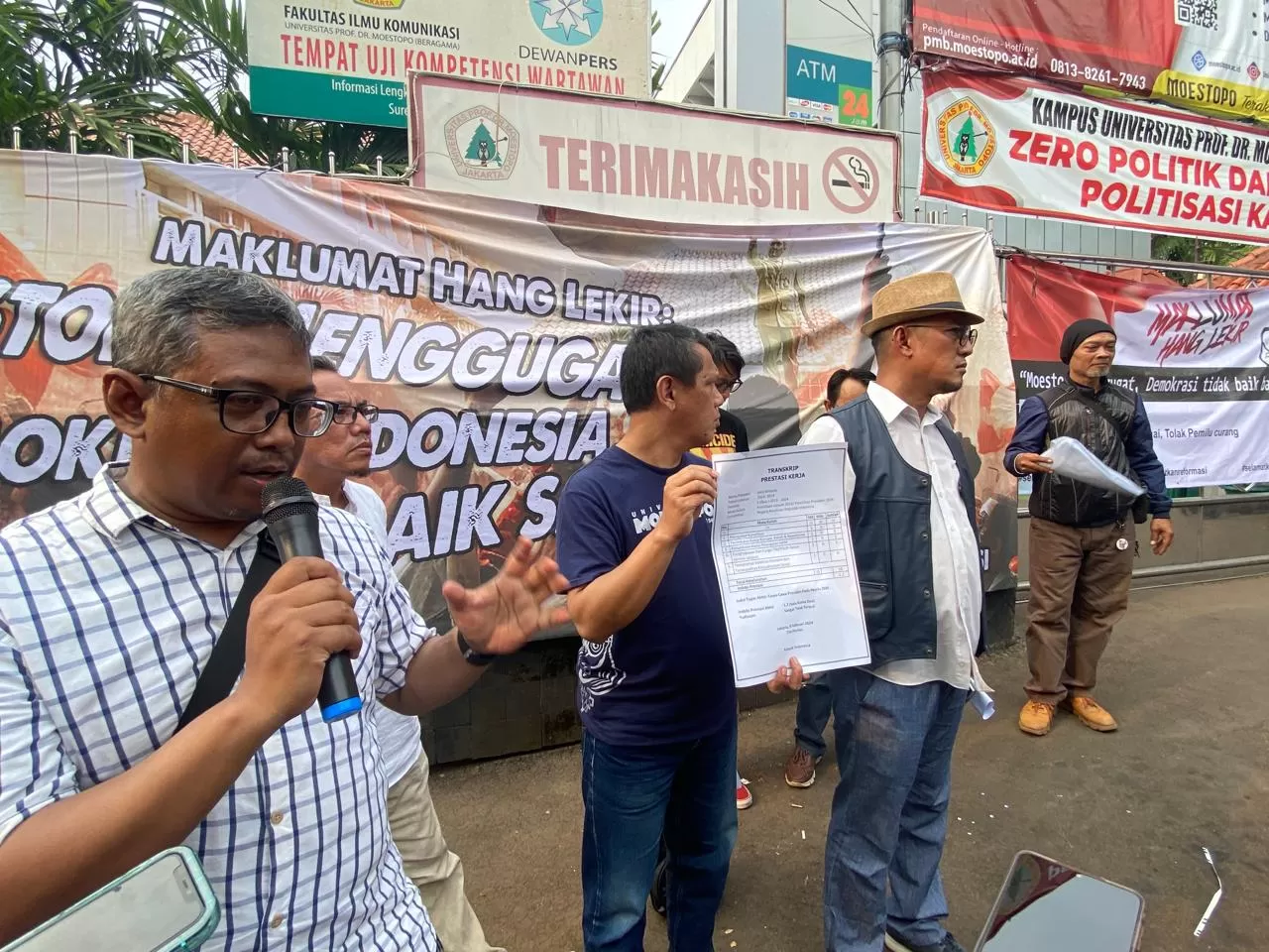 Civitas akademika Universitas Dr. Moestopo Beragama mengeluarkan Maklumat Hang Lekir “Moestopo Menggugat, Demokrasi Tidak Baik-baik Saja”.