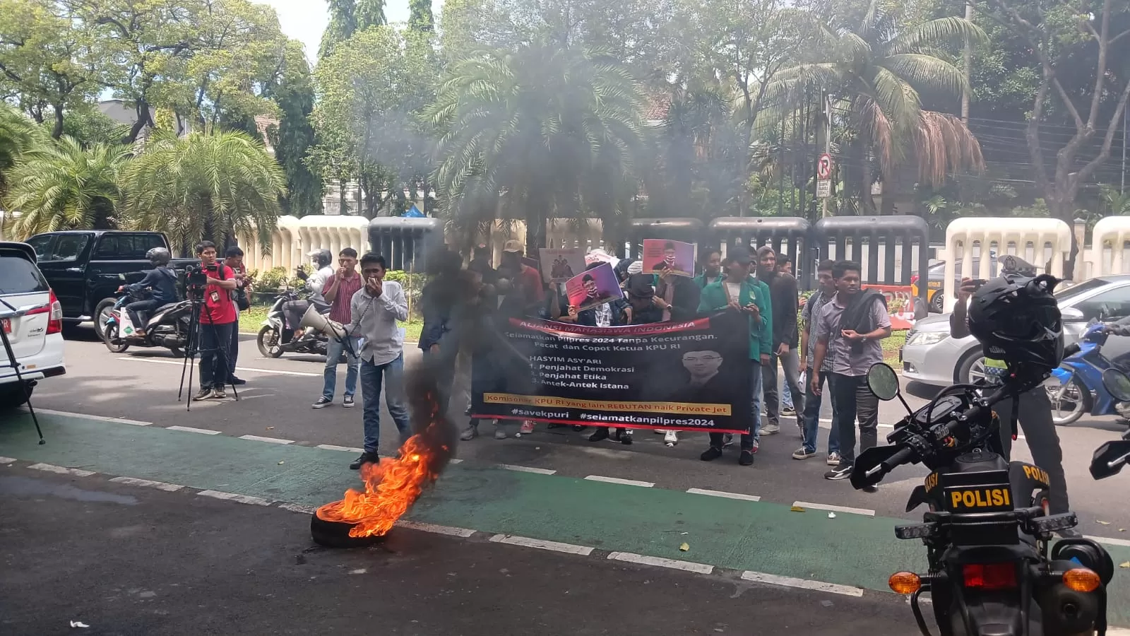 Aliansi Mahasiswa Indonesia (AMI) menggelar aksi unjuk rasa menuntut Presiden Joko Widodo segera memberhentikan Ketua KPU RI Hasyim Asy’ari.