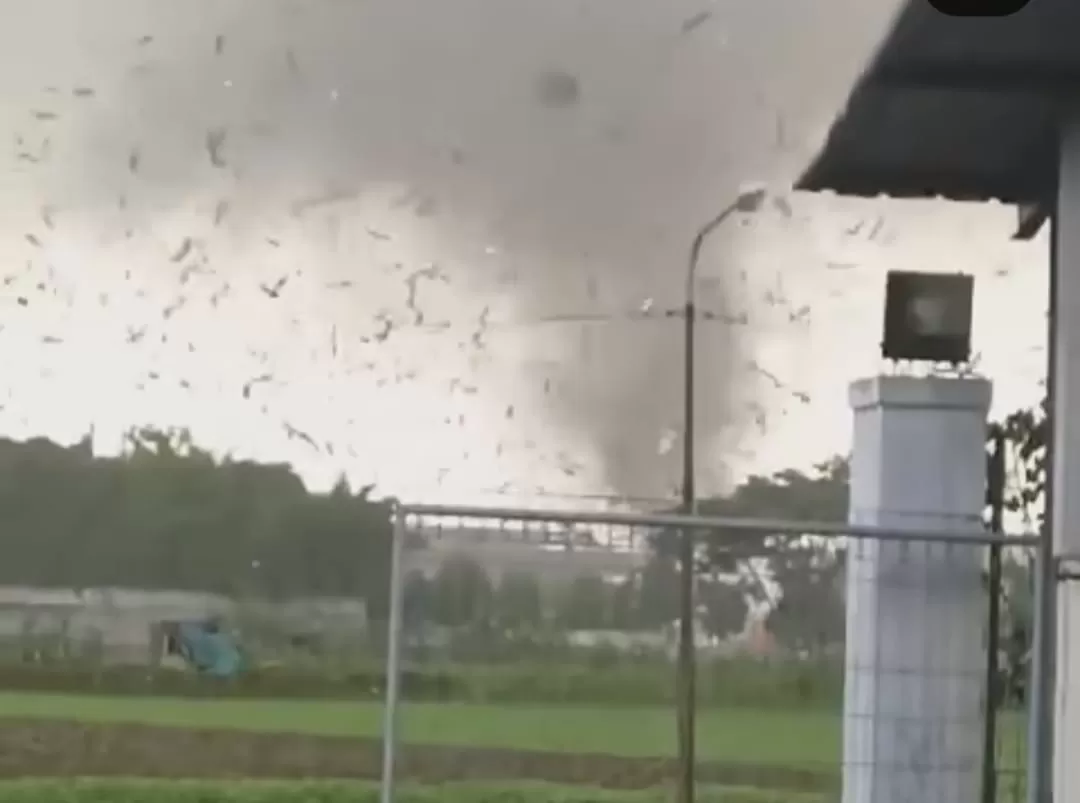 Angin puting beliung terjang Markas Komando Satuan (Makosat) Brimob Polda Jabar rusak 68 bangunan (Dok tangkapan layar)