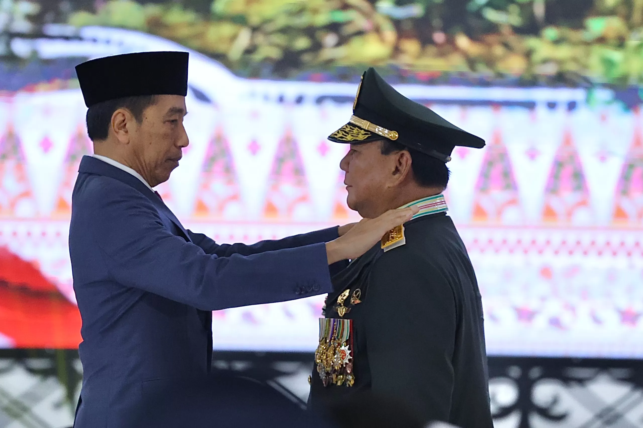 Presiden Joko Widodo menyematkan tanda pangkat jenderal kehormatan kepada Menteri Pertahanan Prabowo Subianto pada acara Rapat Pimpinan TNI-Polri di Mabes TNI Cilangkap, Jakarta Timur, Rabu, 28 Februari 2024.