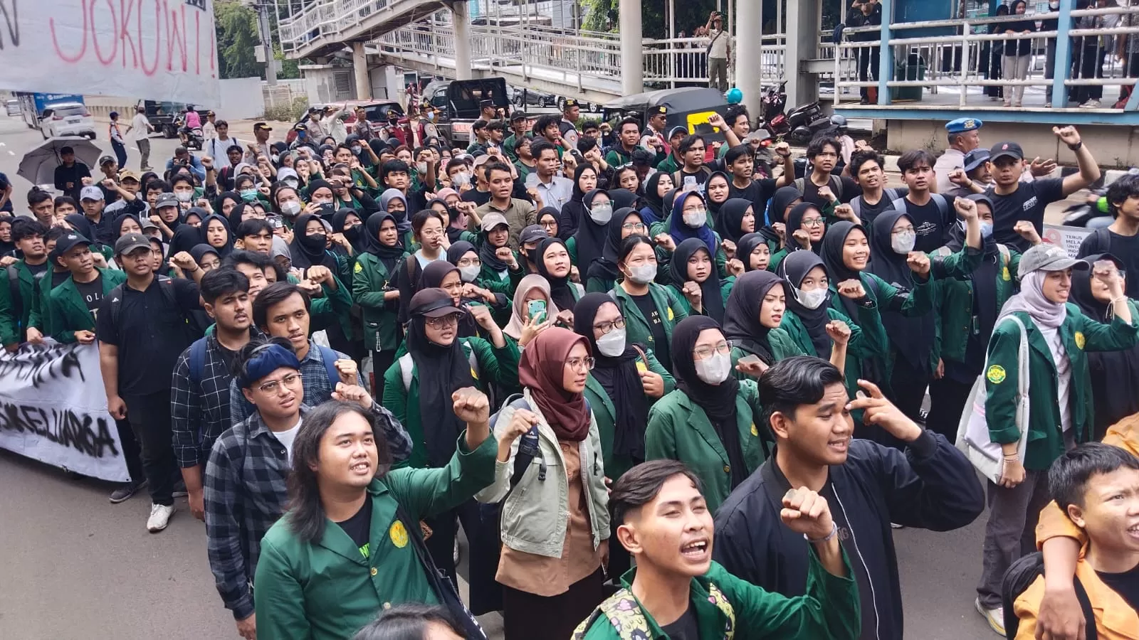 Mahasiswa Universitas Negeri Jakarta (UNJ) menggelar aksi unjuk rasa pada Rabu, 28 Februari 2024.