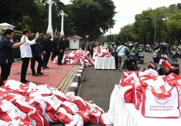Presiden Joko Widodo (Jokowi) saat membagi-bagikan bansos di dekat Istana. Foto: Ist