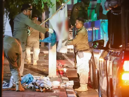 Satpol PP DKI Jakarta kerahkan 2.300 turunkan alat peraga kampanye (APK) saat masa tenang Pemilu 2024, Minggu 11 Februari 2024. (Foto: Dok. beritajakarta.id)