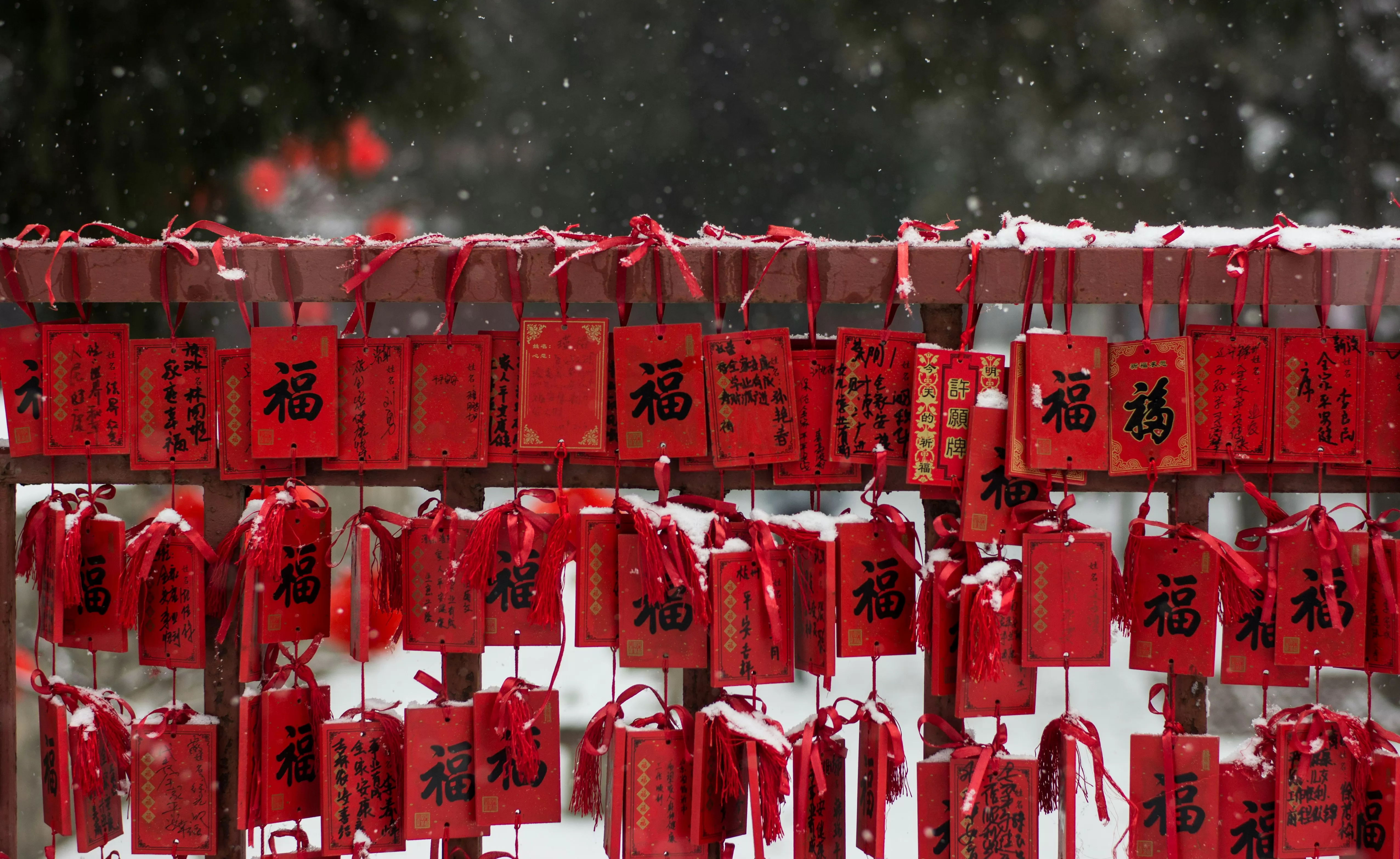aturan dan makna pemberian angpao (Unsplash/john-xiao)